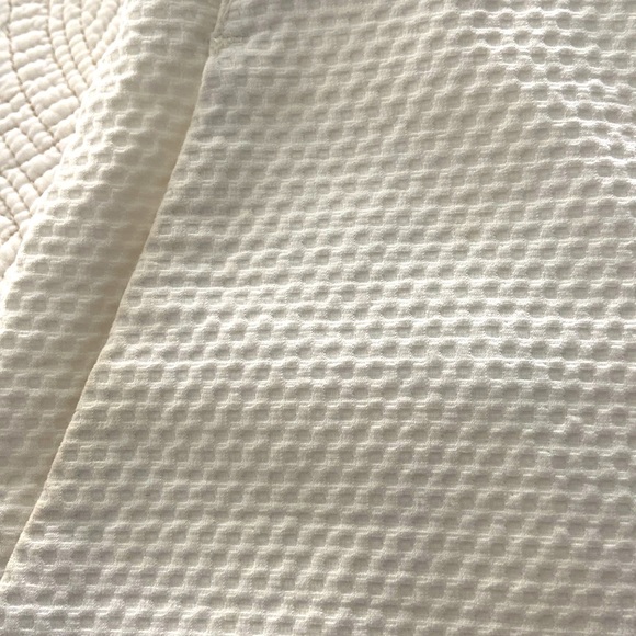 Size 4 Banana Republic white shorts w side zip and pockets - Picture 2 of 6